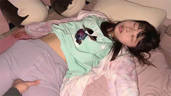 【長谷川礼奈】【JC拉致監禁昏睡レイプ】つきまとい09 艶やかな黒髪にお行儀良く制服を着た眼鏡文学美少女に近づき電車痴漢。そして家までつきまとい窓の隙間から盗撮侵入し睡眠姦。公園で無邪気に笑いながら1人で遊んでいるところを再び襲い監禁ファック。