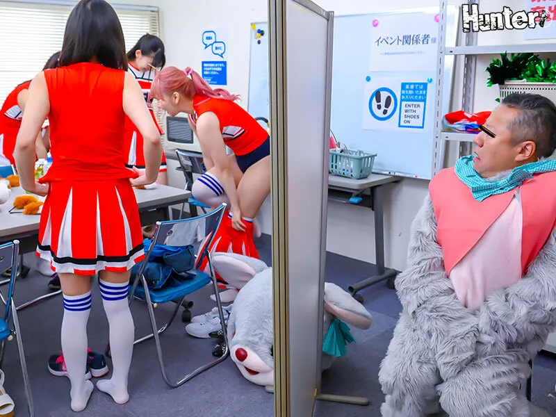 【宇流木さらら 小野寺舞 涼花くるみ 前田美波】【日ハムきつねダンスパロディAV】着ぐるみバイトはエッロいチアガールと楽屋が一緒！しかもカワイイ着ぐるみで油断したのか目の前で生着替え！脱ぐのを忘れてガン見でフル勃起！2