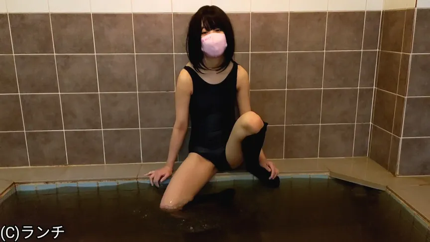 自前のスクール水着と下着のまま温泉に入って撮影されるJC少女。いろいろ透けてます。