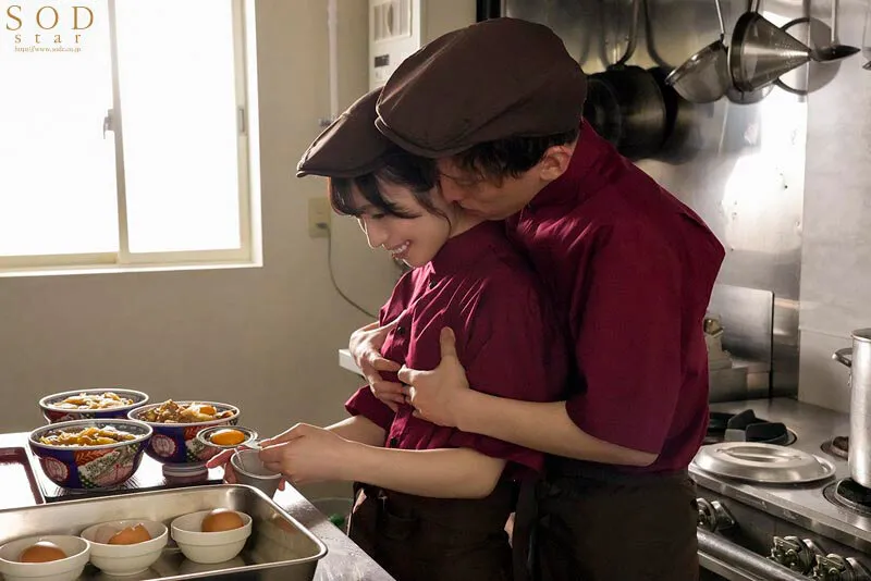 【すき家パロディAV】隠れ美人の牛丼チェーン店で働くパート主婦が学生バイトと避妊具なしでネチョベロ不倫中出し 小湊よつ葉