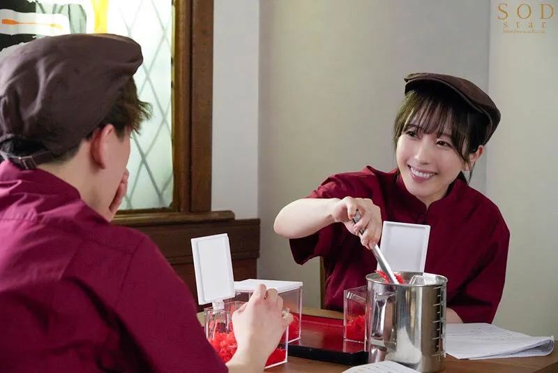 【すき家パロディAV】隠れ美人の牛丼チェーン店で働くパート主婦が学生バイトと避妊具なしでネチョベロ不倫中出し 小湊よつ葉