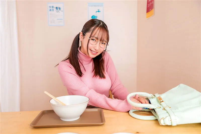 【星乃夏月】【VR】【8K・超高画質VR】コミケ参加のため『メガネ喪女』と予約したホテルが突然相部屋に…童貞の僕に隠れ巨乳の彼女に朝まで襲われ絶倫性交【星乃さん】