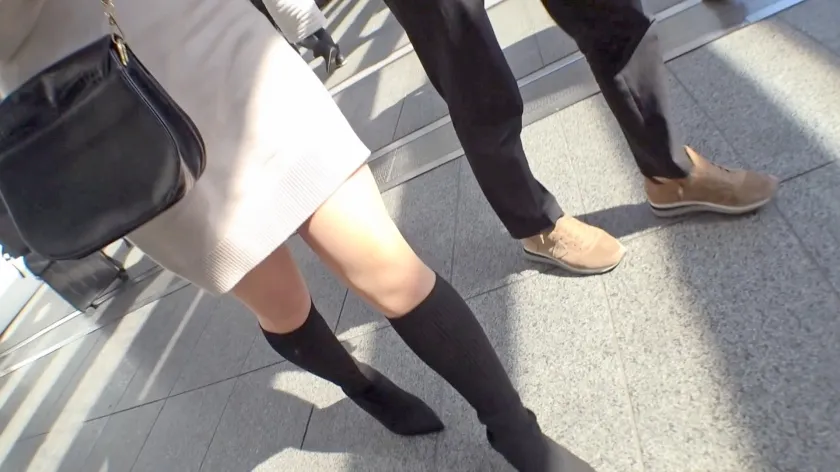 【桃瀬真鈴】マジ軟派、初撮。 2062 ナイアガラの滝のごとく恍惚の絶頂汁をひたすらダダ漏らし！！！エロめニットワンピを着たおっとり系お姉さんを品川駅でナンパ！肉厚な唇をプルプル震わせてセクシーに喋る姿は勃起不可避。怒涛の勢いでヌケます！！