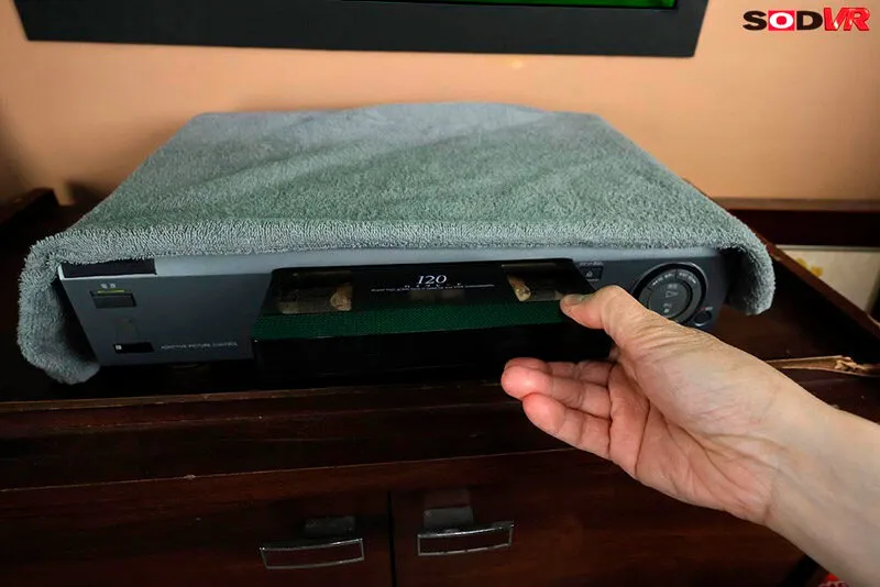 【都月るいさ】【リング貞子パロディAV】【VR】【8K】テレビから抜けられない呪いのビデオの長い髪の女。‘意外といい身体に’恐怖心よりもオンナを見出して、イかせ倒すVR