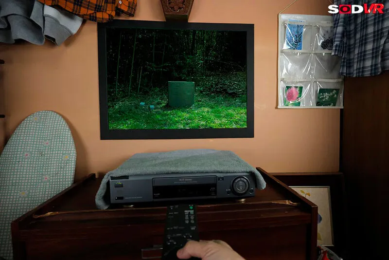 【都月るいさ】【リング貞子パロディAV】【VR】【8K】テレビから抜けられない呪いのビデオの長い髪の女。‘意外といい身体に’恐怖心よりもオンナを見出して、イかせ倒すVR