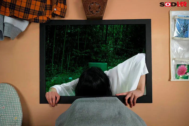 【都月るいさ】【リング貞子パロディAV】【VR】【8K】テレビから抜けられない呪いのビデオの長い髪の女。‘意外といい身体に’恐怖心よりもオンナを見出して、イかせ倒すVR