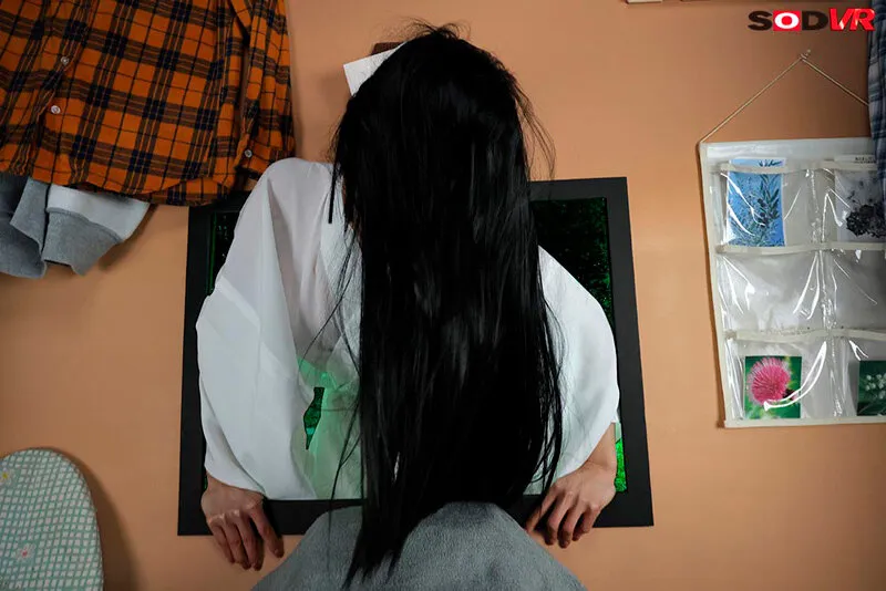 【都月るいさ】【リング貞子パロディAV】【VR】【8K】テレビから抜けられない呪いのビデオの長い髪の女。‘意外といい身体に’恐怖心よりもオンナを見出して、イかせ倒すVR