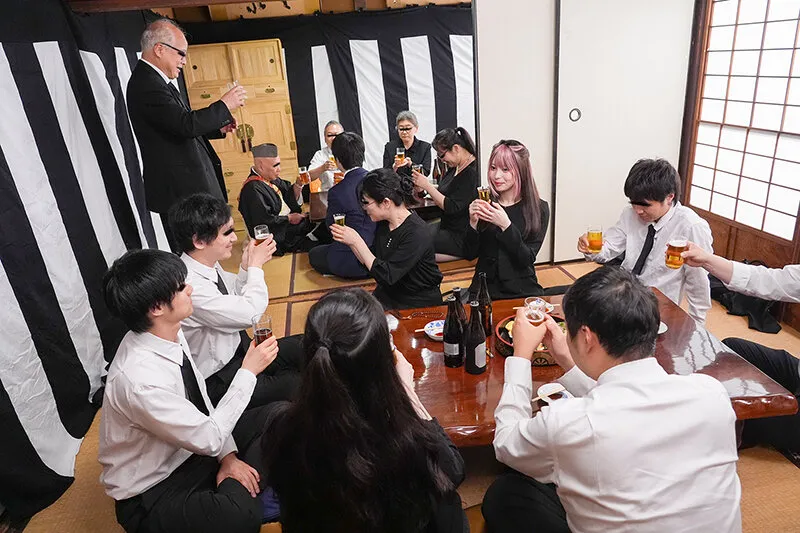 【天馬ゆい】【輪姦集団レイプ】地雷メイクにハマっている専業主婦です。先日、法事で帰省した時につい学生時代のノリで飲みすぎてテニサーの仲間たちと乱交してしまったんですが夫に伝えるべきでしょうか？