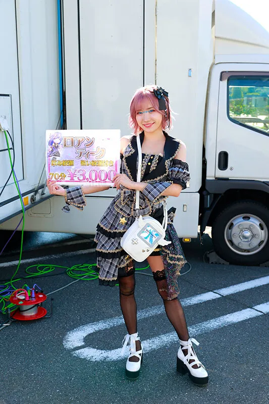 【花狩まい 春陽モカ るるちゃ。 他】マジックミラー号 ハードボイルド 街中で客引き中の看板コンカフェ娘が乳首いじられっぱなしチクハラ接客に挑戦！乳頭をこねくり回されて乳首痙攣イキ！出禁エロ行為も断れないほど敏感になった不本意ぬるぬるオマ〇コはデカチン口説きで掟破りの生本番を受け入れてしまうのか？