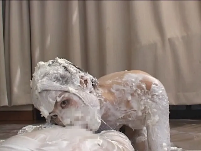 パイ投げ＆クリームまみれでエッチ 1