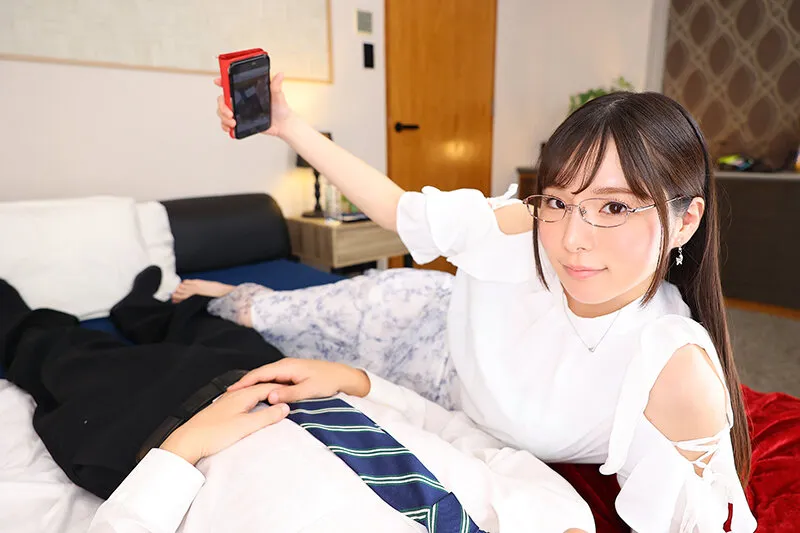 【VR】【8K VR】目覚めると知らない部屋で、知っている顔が間近から覗き込んでくる……ルックスは真面目な地味眼鏡の後輩が、ホテルでは見た事がない女の表情で僕を誘惑してくる完堕ち中出し性交 松丸香澄