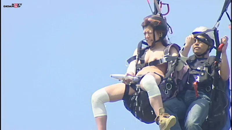 【パラグライダー上空放尿】【AIリマスター】世界初！！空中潮吹きアクメ 彩佳リリス