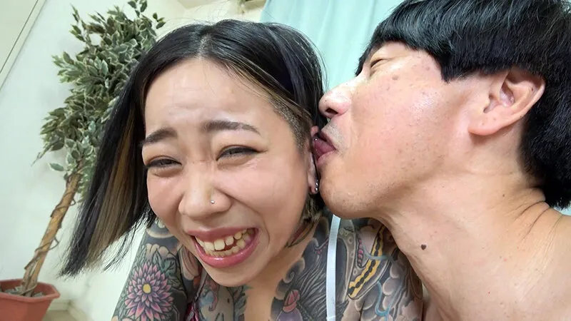 ぶっとび舌割れWピース スプリットタン＆全身タトゥー 結城雫