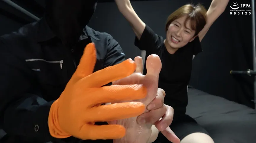 「バンザイ拘束で苦手な腋のツボ入れ放題！ 20cmの小さい足裏もヌルヌルにして開発しちゃう！」WAKA-058 豊岡さつき（2）