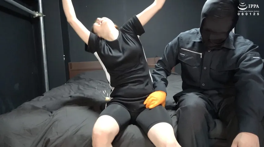 「バンザイ拘束で苦手な腋のツボ入れ放題！ 20cmの小さい足裏もヌルヌルにして開発しちゃう！」WAKA-058 豊岡さつき（2）