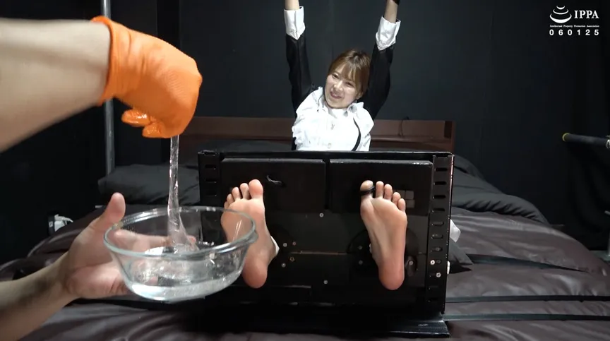 「メイド服で足枷くすぐり！ 開発したばかりの20cmの足裏を集中攻撃！」わかしラボ WAKA-058 豊岡さつき（3）