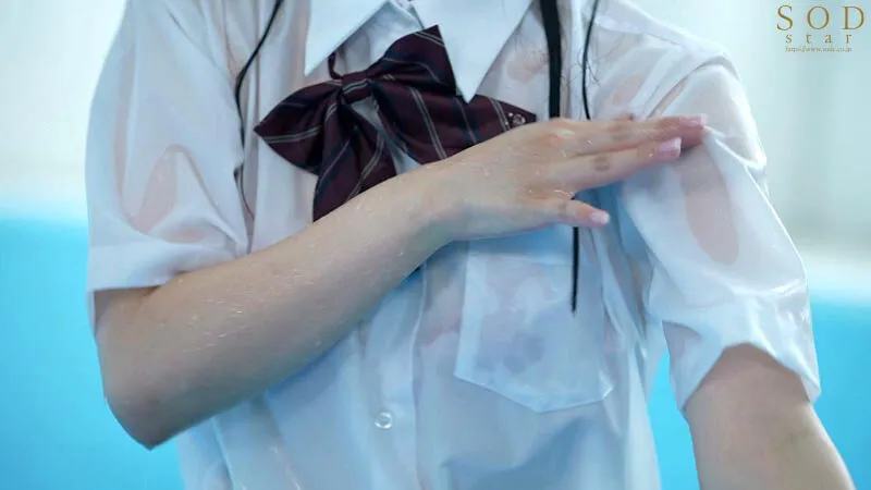 【JK】校内で露出誘惑して身も心も弄んでくるイタズラな美少女は幼馴染で誰もが知る有名芸能人。経験乏しい僕らは発情するがまま中出ししまくって所構わずヤりまくった絶倫アオハルSEX。 小湊よつ葉