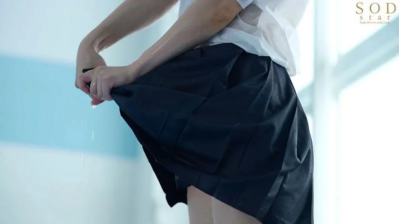 【JK】校内で露出誘惑して身も心も弄んでくるイタズラな美少女は幼馴染で誰もが知る有名芸能人。経験乏しい僕らは発情するがまま中出ししまくって所構わずヤりまくった絶倫アオハルSEX。 小湊よつ葉