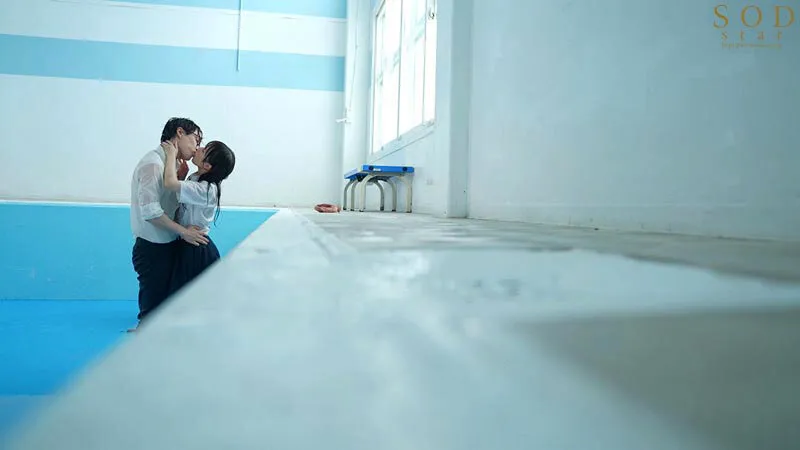 【JK】校内で露出誘惑して身も心も弄んでくるイタズラな美少女は幼馴染で誰もが知る有名芸能人。経験乏しい僕らは発情するがまま中出ししまくって所構わずヤりまくった絶倫アオハルSEX。 小湊よつ葉