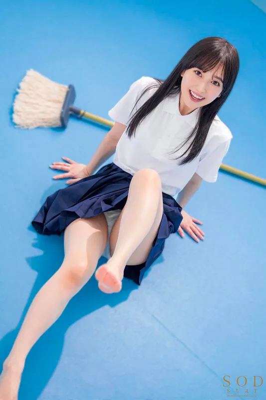 【JK】校内で露出誘惑して身も心も弄んでくるイタズラな美少女は幼馴染で誰もが知る有名芸能人。経験乏しい僕らは発情するがまま中出ししまくって所構わずヤりまくった絶倫アオハルSEX。 小湊よつ葉