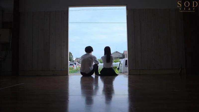 【JK】校内で露出誘惑して身も心も弄んでくるイタズラな美少女は幼馴染で誰もが知る有名芸能人。経験乏しい僕らは発情するがまま中出ししまくって所構わずヤりまくった絶倫アオハルSEX。 小湊よつ葉