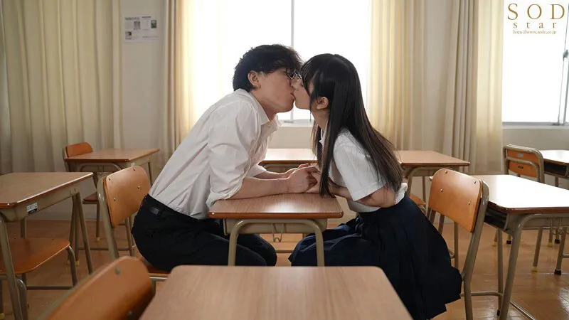 【JK】校内で露出誘惑して身も心も弄んでくるイタズラな美少女は幼馴染で誰もが知る有名芸能人。経験乏しい僕らは発情するがまま中出ししまくって所構わずヤりまくった絶倫アオハルSEX。 小湊よつ葉