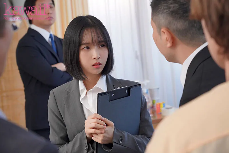 もう23歳なのに童顔なばかりに全裸よりも恥ずかしいジュニア水着のモデルをさせられて… 日向なつ