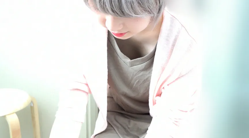 【盗撮流出】※金の卵！？【前屈み胸チラ】家族旅行中の都内某読者モデルの激カワティーンの薄ピンク乳首xxx