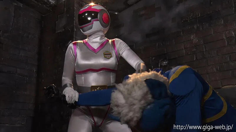 妖艶小悪魔女幹部ヒーロー陥落 ～弄ばれた紅き純情戦士～ 音琴るい