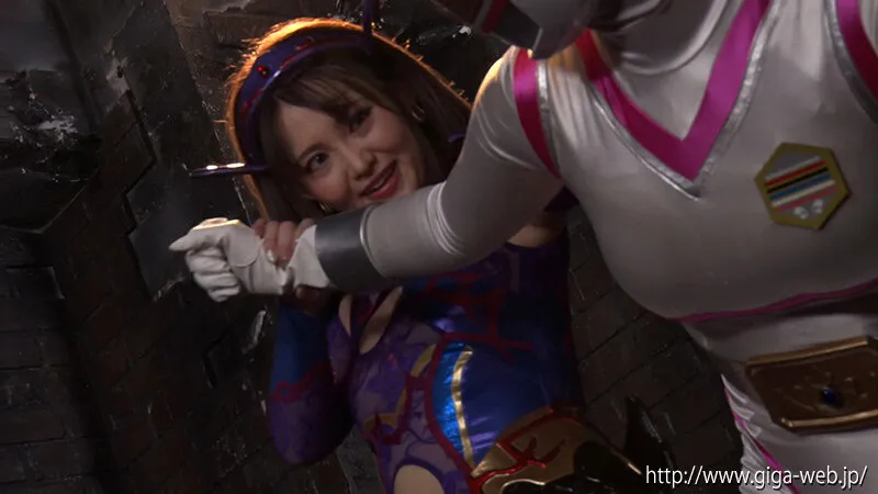 妖艶小悪魔女幹部ヒーロー陥落 ～弄ばれた紅き純情戦士～ 音琴るい