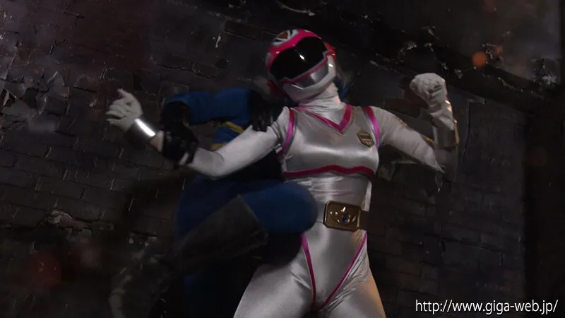 妖艶小悪魔女幹部ヒーロー陥落 ～弄ばれた紅き純情戦士～ 音琴るい