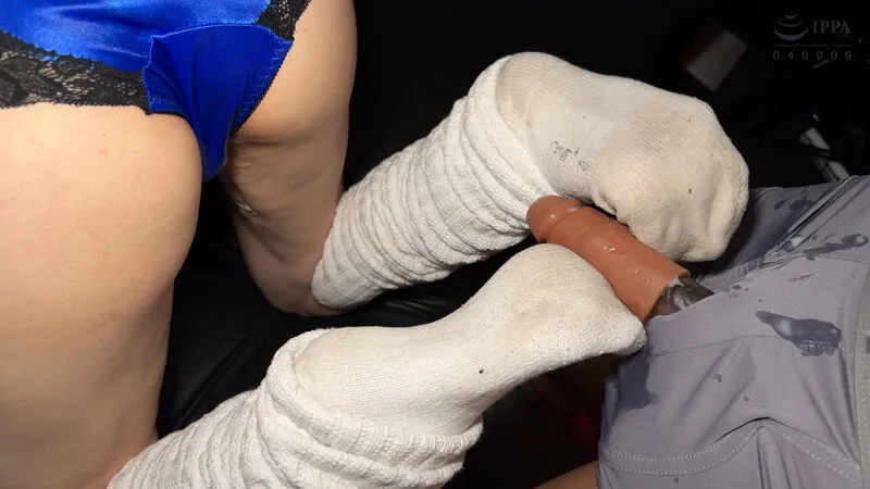 小悪魔女子のパンチラルーズソックス足コキに辛抱できなくなりパンツ越しにチンコを擦りつけ何度も射精してしまった僕