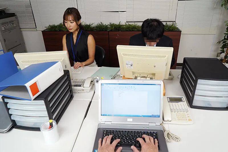 【VR】俺を好きすぎるツンデレ上司は夜のオフィスで腰振りおねだりする 水川潤【8K】