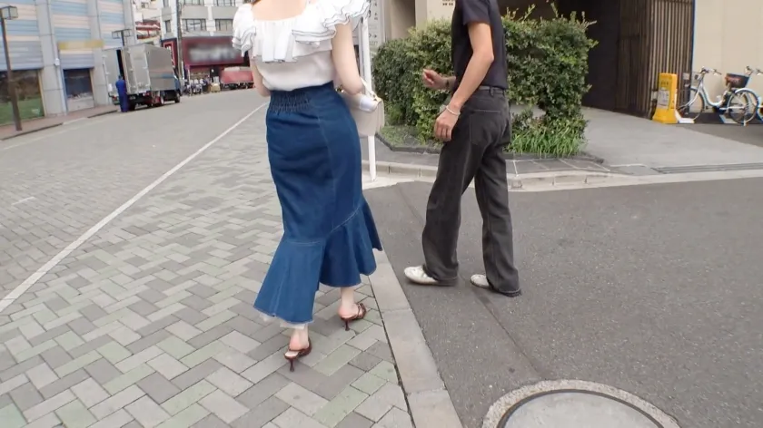 マジ軟派、初撮。 2132 世間知らずのお姫様？！それとも天然ちゃん？下町浅草にてアプリで男を漁っている美女をナンパ！性に鈍感で人見知りで恥ずかしがり屋かと思いきや、物心ついた頃にはオナニーしていたという性帝サ○ザー降臨！どこが気持ちいいのかわからないとか言うくせに、体中敏感過ぎてどこ触っても性感帯！エッロ！最後は気持ち良すぎて我を忘れて抱きつき正常位で大量発射！