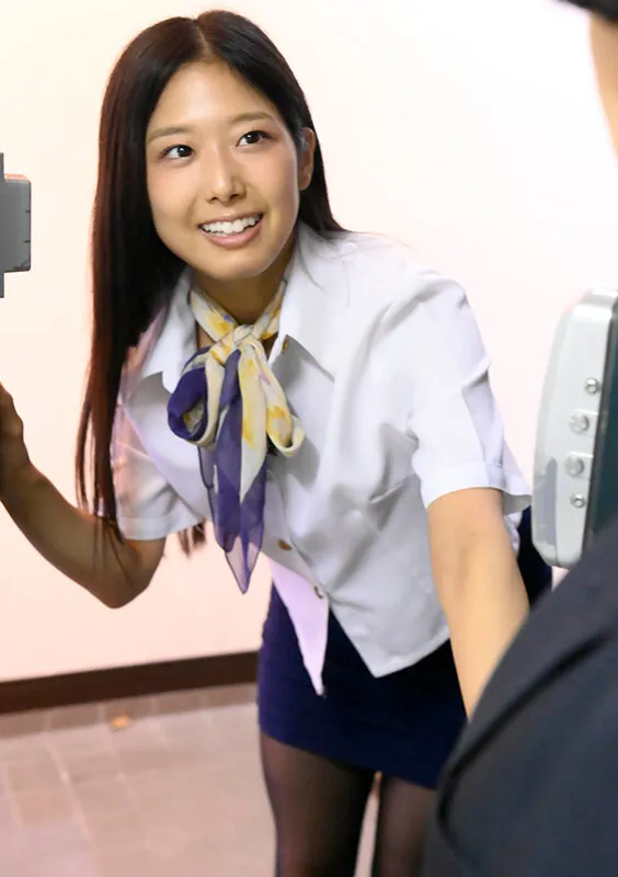 自宅でエステ始めたプリ尻若奥様。近所の知合いの息子が来てマッサージしてたら勃起が全然収まらず、お互いのムッツリスケベを隠しきれず挿入までヤッちゃった！ 前乃菜々