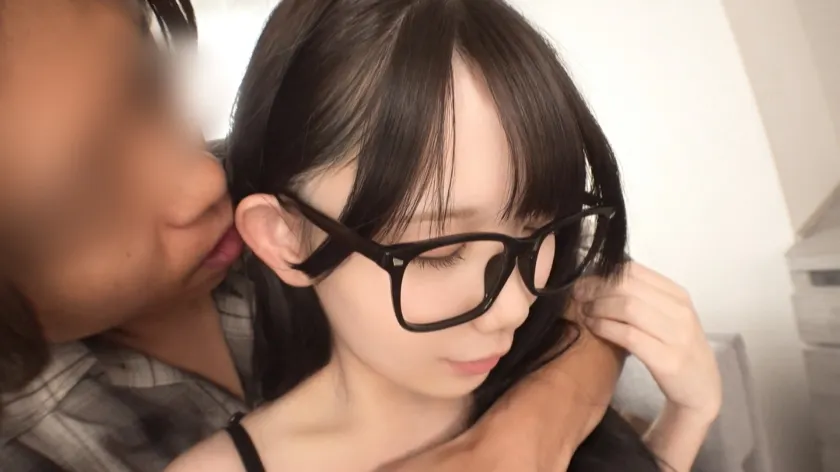 【幼顔少女の悶絶級メガネ上目遣いフェラ】20歳になったばかりの身長146cmミニマム黒髪童顔女子！無邪気な笑顔、華奢な体つき、あどけなくて幼い声。幼い好きにぶっ刺さりまくるパーフェクトルックス！でも心はちゃんと大人だからエッチなことは大好き！乳首は触る前から反り返るほどにビン立ち！キツキツま●こでおちんちんを咥えこみ奥ガン突きでしっかり昇天！【初撮り】ネットでAV応募→AV体験撮影 2325