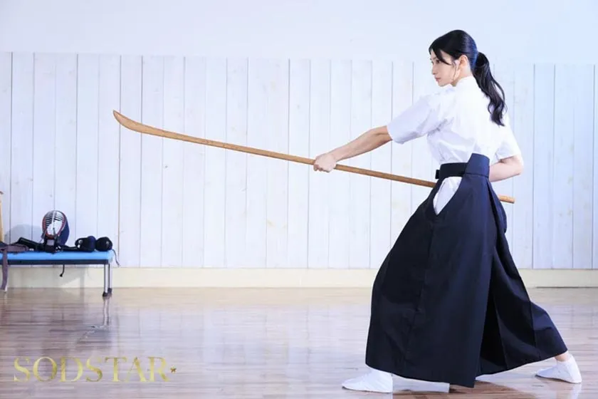 凛とした美しき薙刀剣士と密かに恋焦がれていた僕の童貞喪失物語 本庄鈴【特典映像収録】