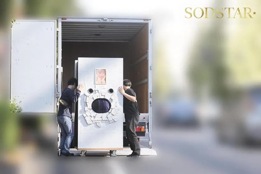 前代未聞！小倉由菜の壁尻パネルを出張レンタル！暴走する精子満タン男たちのザーメンを膣で受け止め白濁マン汁まみれでガクイキする二日間に密着！