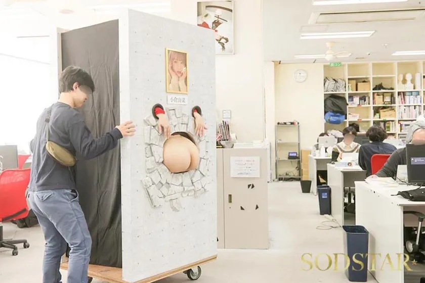 前代未聞！小倉由菜の壁尻パネルを出張レンタル！暴走する精子満タン男たちのザーメンを膣で受け止め白濁マン汁まみれでガクイキする二日間に密着！