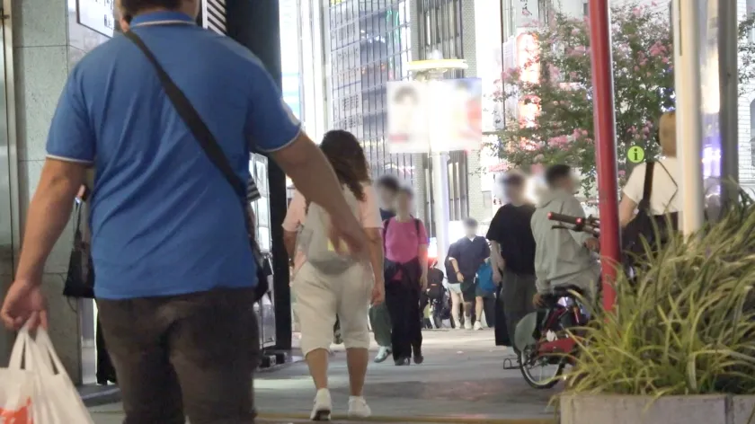 【白石あきほ】マジ軟派、初撮。 2150 【笑う門にはエロ来る】【ニコニコ笑顔でお股ゆるゆる】お客様は神様？！接客中もナンパされちゃうふわふわ系アパレル店員を渋谷でナンパ！喉奥でオチ●ポをじゅっぽりお出迎え！目を潤ませて快感に歪む表情までめちゃくちゃ可愛い！！