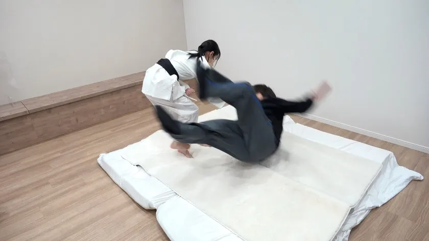 【円井萌華】【JD】19歳の圧倒的美少女はなんと元柔道軽量級の優勝者！ 背負い投げのお返し仕返しに鬼ピストンww 練習用の道着を着せて中出し含む2連発！！