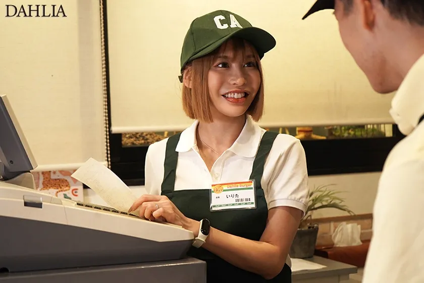 某有名ハンバーガー店で働き始めた巨乳人妻と、チャラいヤリチン大学生バイト君の歳の差セクハラ不倫映像が流出してます。 入田真綾