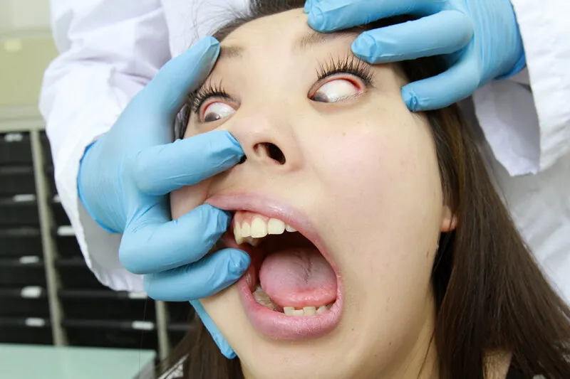 美女の顔面崩壊悪戯（1） 淫戯指編