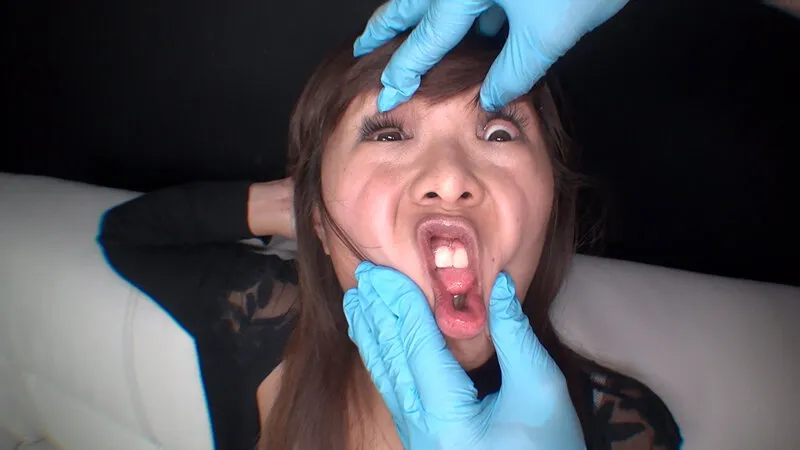 美女の顔面崩壊悪戯（1） 淫戯指編