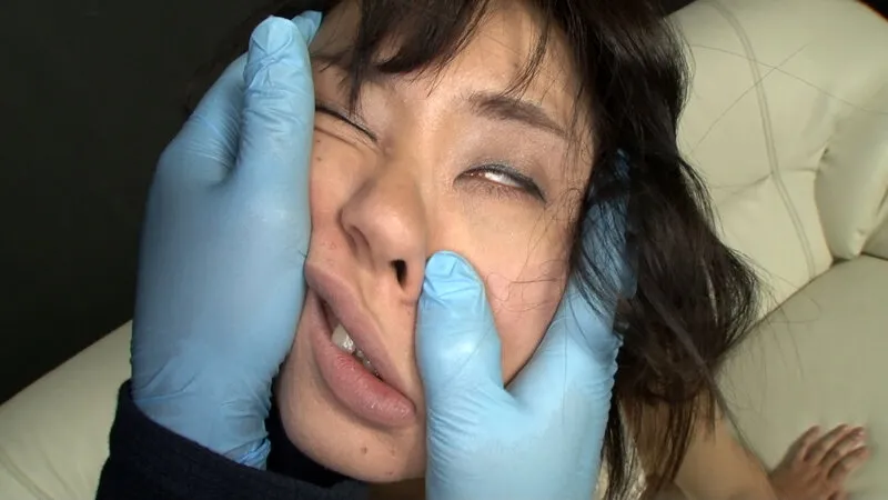 美女の顔面崩壊悪戯（1） 淫戯指編