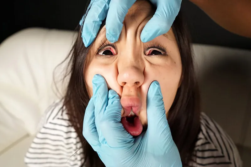 美女の顔面崩壊悪戯（1） 淫戯指編