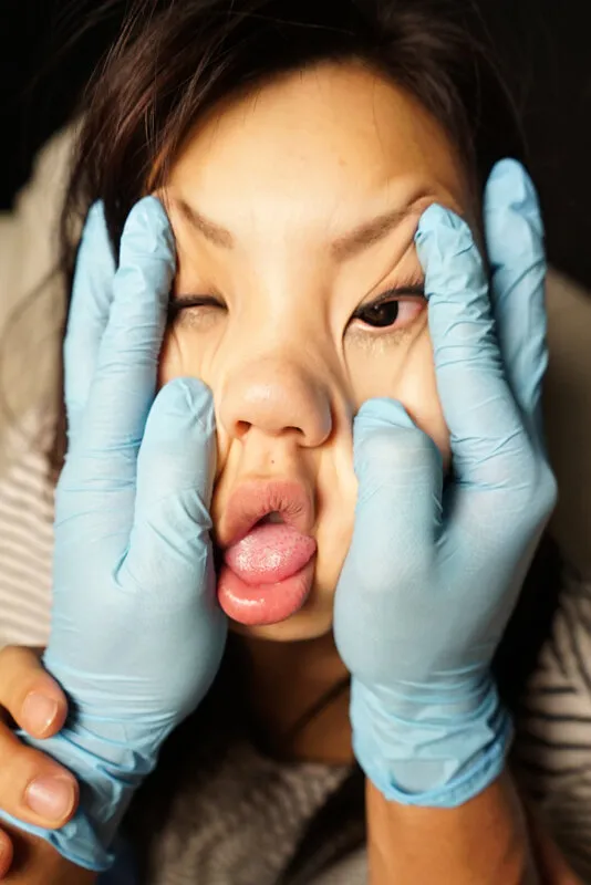 美女の顔面崩壊悪戯（1） 淫戯指編