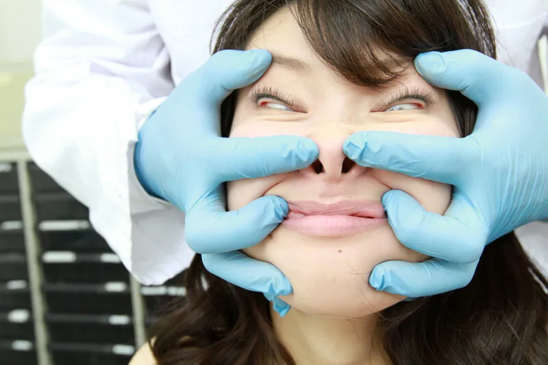 美女の顔面崩壊悪戯（1） 淫戯指編