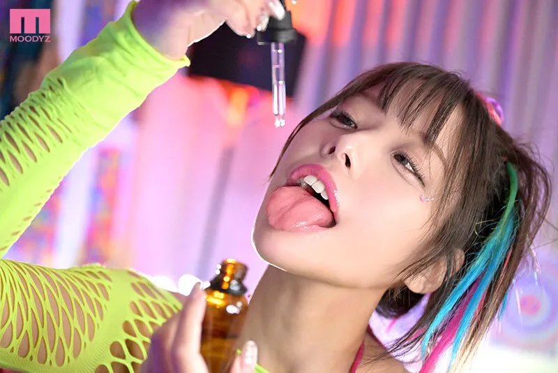 ネットで買った媚薬リップでビッチ化した女上司奈々と体液・愛液・精液をぜ～んぶ舐めしゃぶるキマりすぎた下品性交。 八木奈々