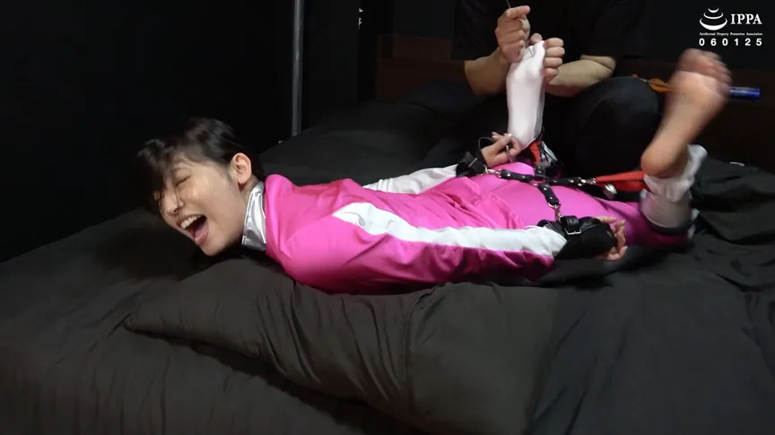 「海老反り拘束で新たに足裏特攻の凶器を責めると早速拘束具を破壊するさららちゃん！」わかしラボ WAKA-064 宇流木さらら（2）